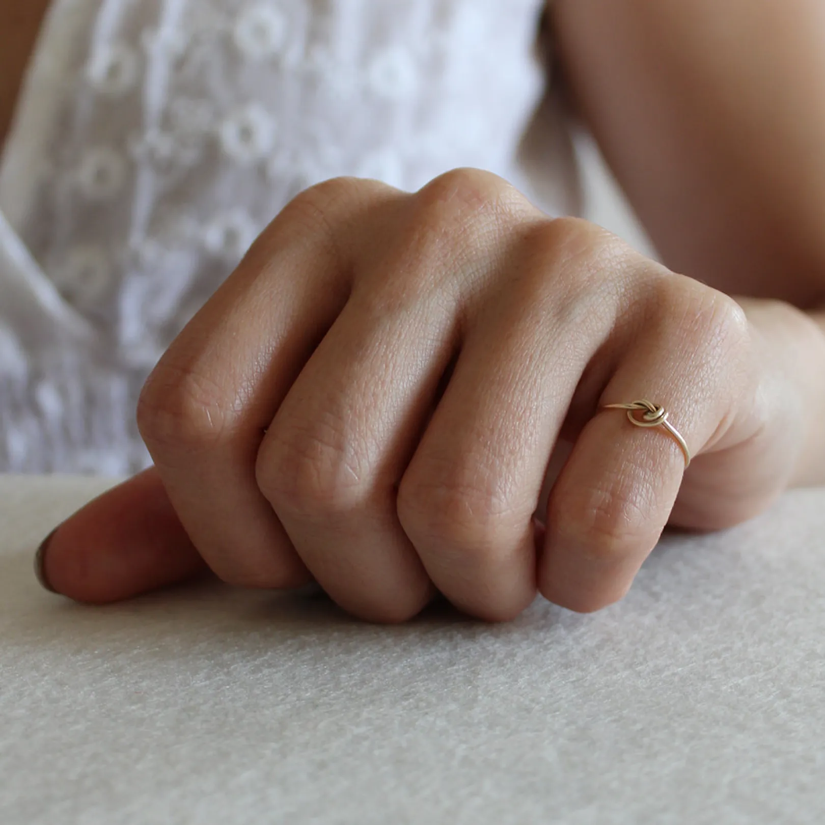 anello_filodamore_con_nod_1.webp Anello Filodamore con Nodino in Oro 9kt | Rubinia Gioielli Outlet