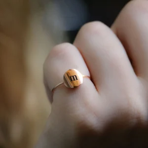 Anello Filodamore in Oro /Giallo 9kt con sigillo tondo personalizzato | Rubinia Gioielli Clearance